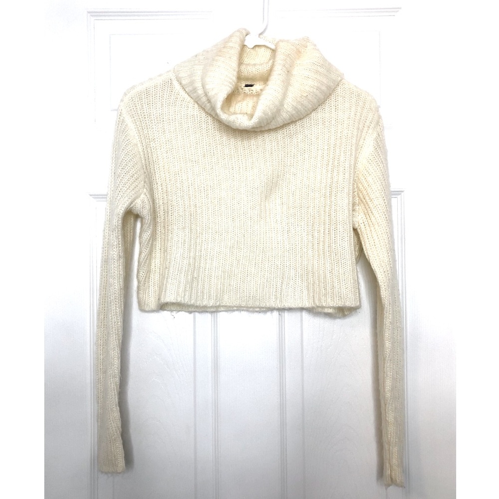 CREAM CROP TURTLE NECK TOP